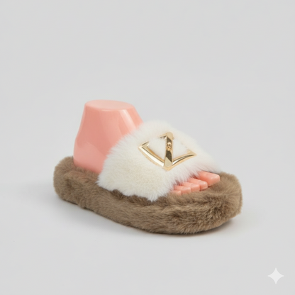 صنادل فاخرة من الفرو الصناعي لتوفير الراحة طوال اليوم.