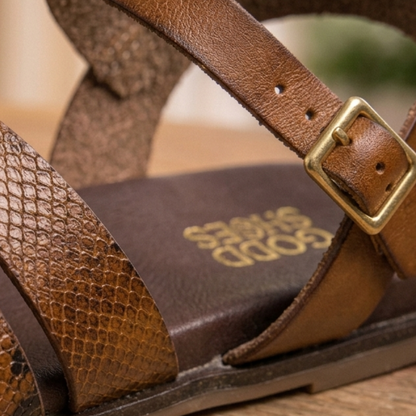 Sandales plates femme à brides croisées texturées – Élégantes sandales d'été à boucle