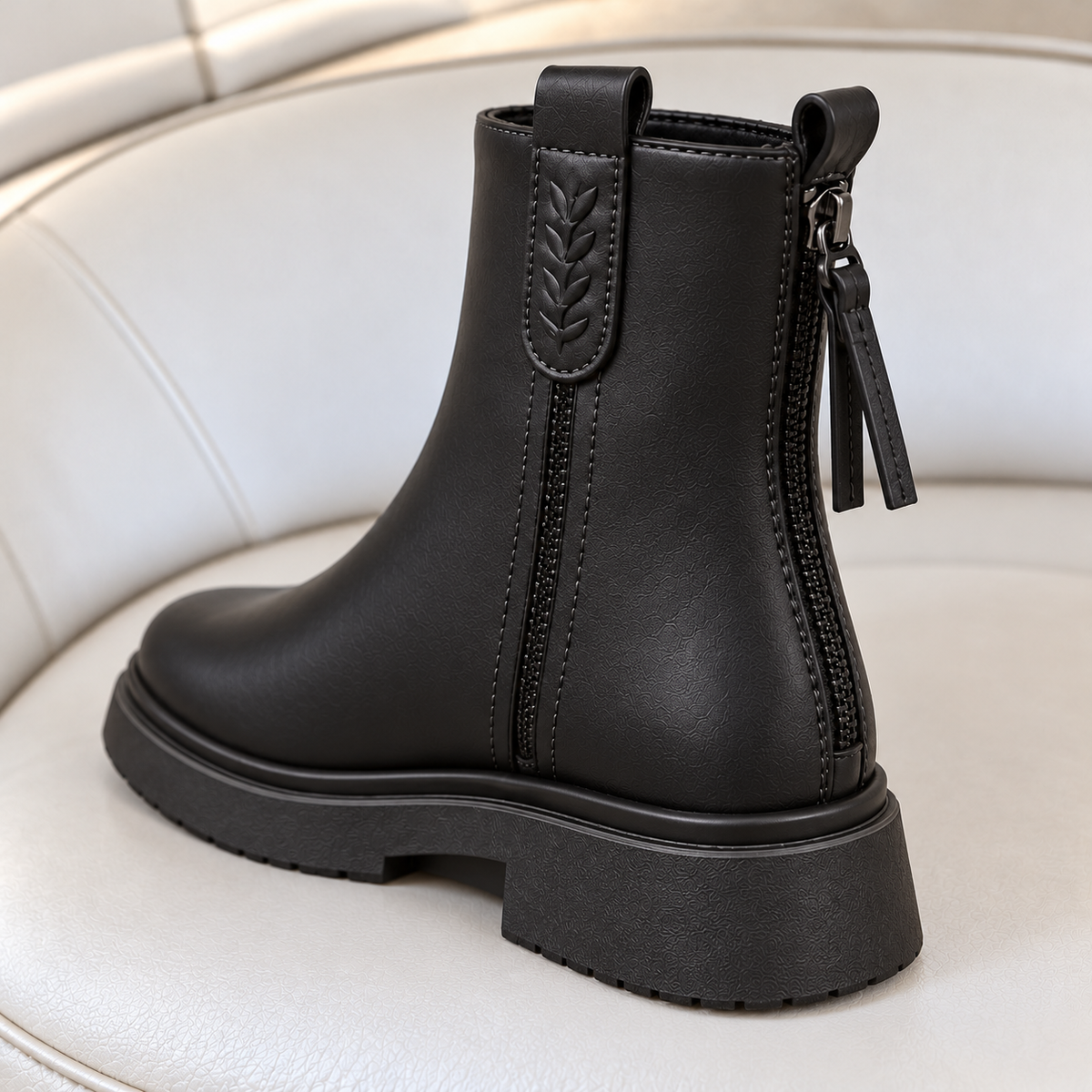 Bottines élégantes pour femme avec finition aspect cuir lisse, détails décoratifs en forme de feuille, bout arrondi et petit talon – Un style intemporel pour le quotidien 