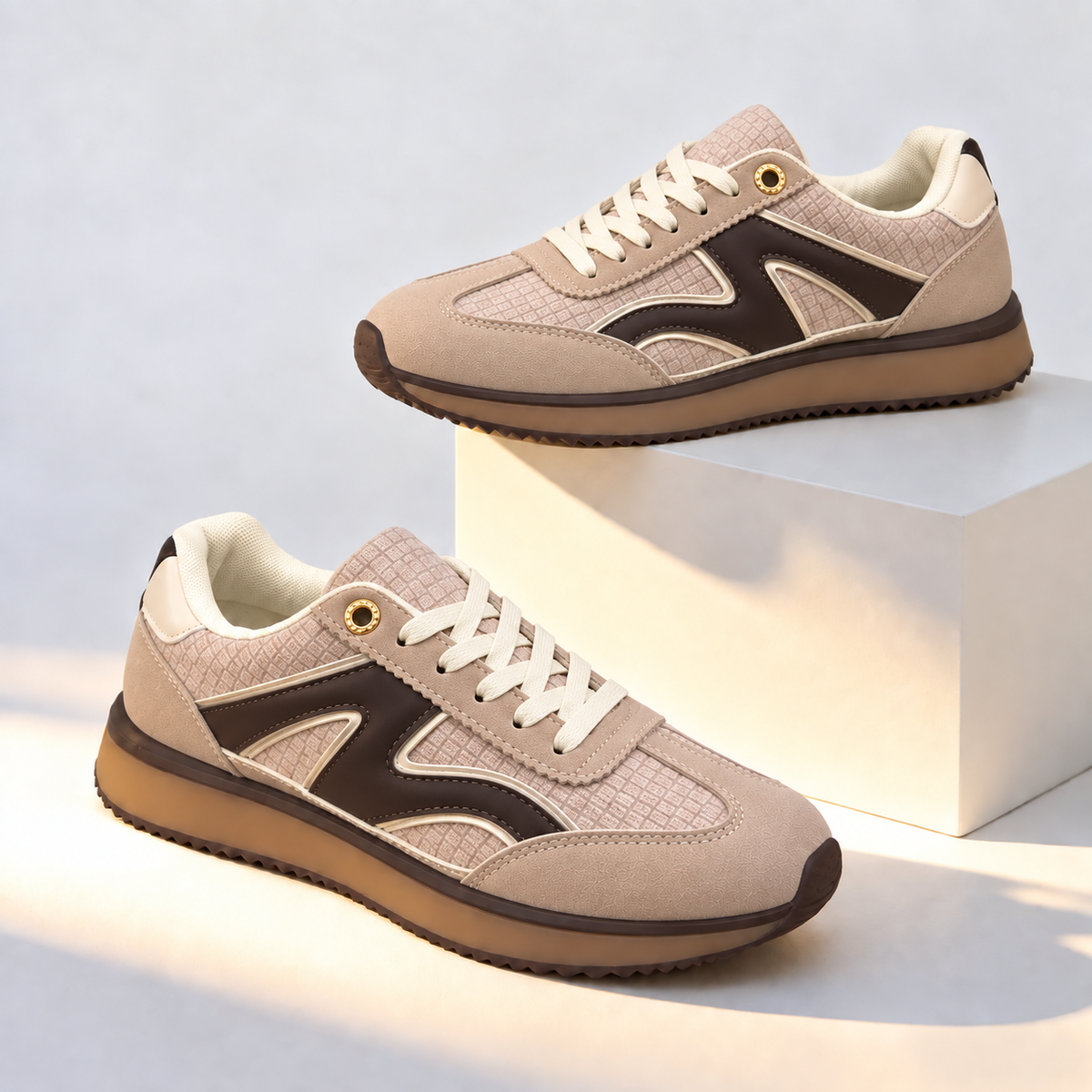 Baskets rétro élégantes à lacets pour femme avec empiècements texturés, détails contrastants et semelle épaisse pour un style décontracté au quotidien