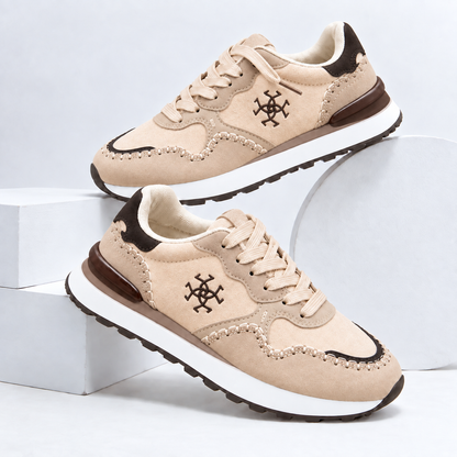 Baskets chic à lacets pour femme avec empiècements aspect daim, surpiqûres décoratives et semelle plateforme élégante