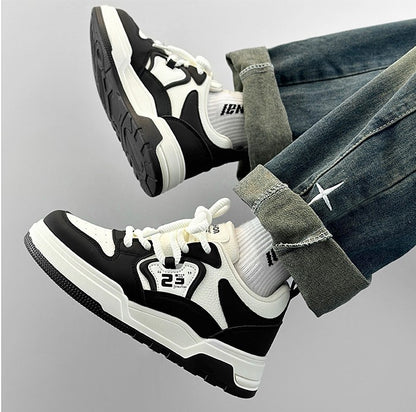 حذاء رياضي باللونين الأبيض والأسود 2024 – انطلق إلى الأناقة العصرية بثقة