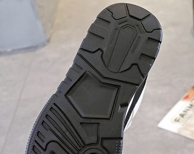 أحذية رجالية كاجوال باللونين الأبيض والأسود الأكثر مبيعًا في عام 2024 - تصميم متعدد الاستخدامات يناسب جميع الأذواق