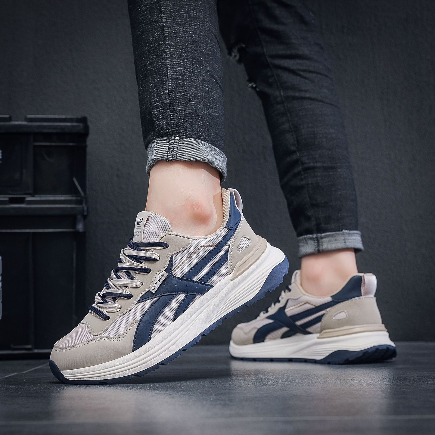 حذاء Eclipse LuxeSport الرياضي: الراحة المتميزة تلتقي بالفخامة الرياضية - تصميم أنيق وجيد التهوية وممتص للصدمات من أجل الرقي اليومي