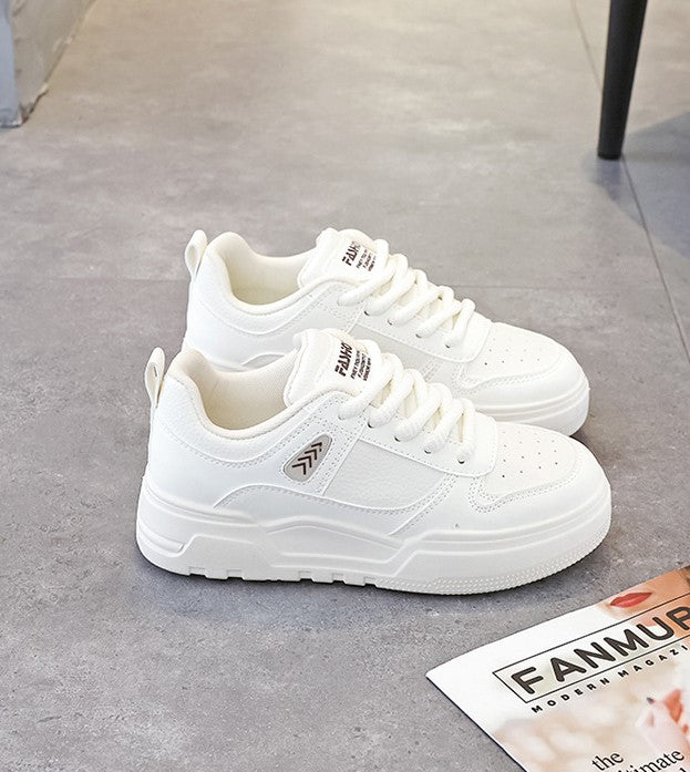 أحذية رجالية كاجوال باللونين الأبيض والأسود الأكثر مبيعًا في عام 2024 - تصميم متعدد الاستخدامات يناسب جميع الأذواق