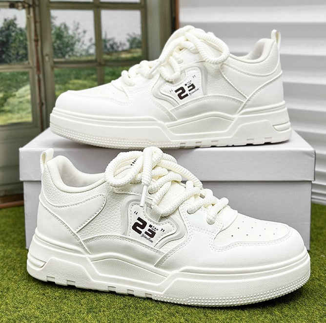 حذاء رياضي باللونين الأبيض والأسود 2024 – انطلق إلى الأناقة العصرية بثقة