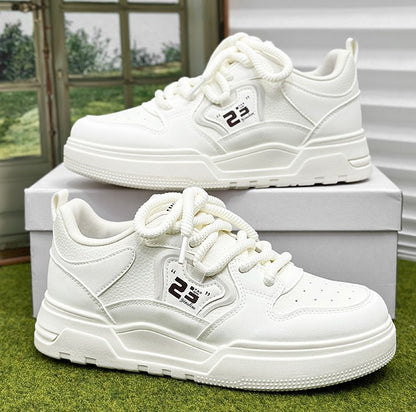 حذاء رياضي باللونين الأبيض والأسود 2024 – انطلق إلى الأناقة العصرية بثقة