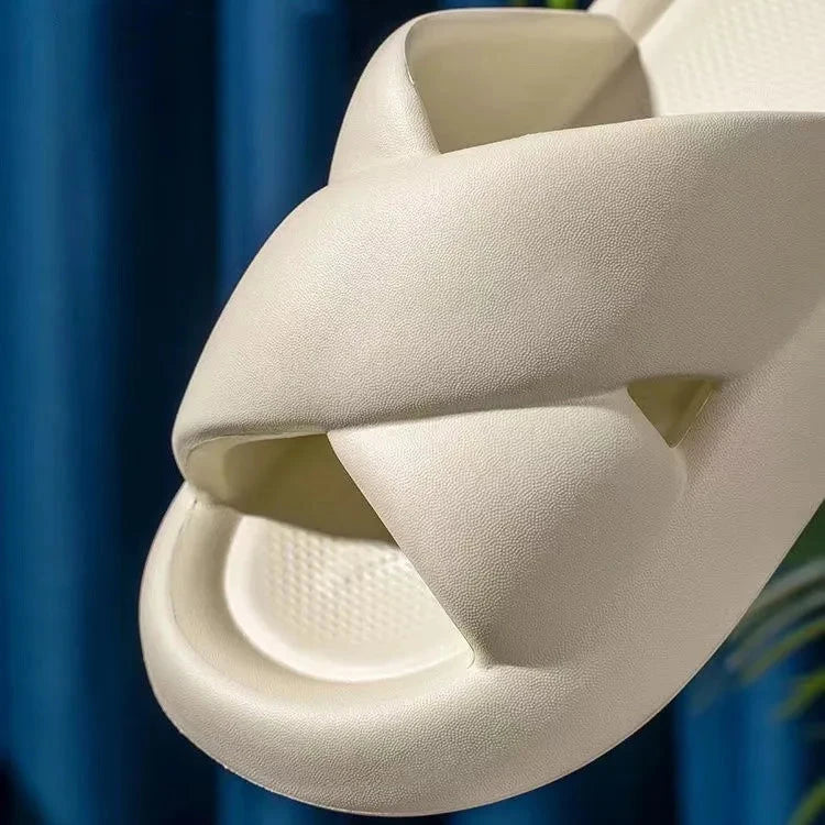 نعال نسائية عصرية لصيف 2024. تصميم متقاطع مثالي للمنزل والشاطئ.