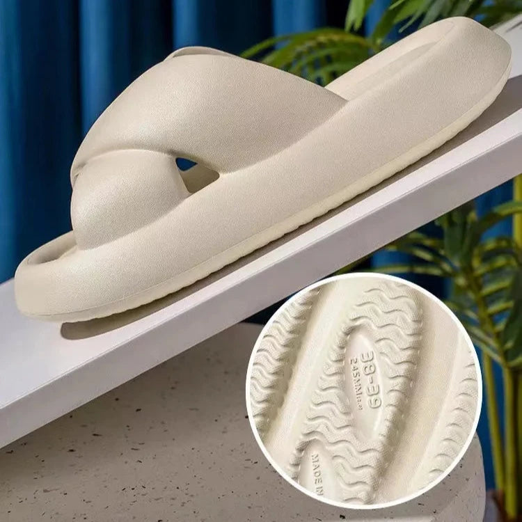 نعال نسائية عصرية لصيف 2024. تصميم متقاطع مثالي للمنزل والشاطئ.