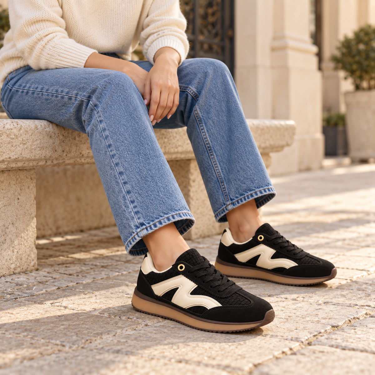 Baskets rétro élégantes à lacets pour femme avec empiècements texturés, détails contrastants et semelle épaisse pour un style décontracté au quotidien