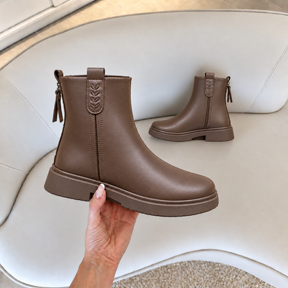 Bottines élégantes pour femme avec finition aspect cuir lisse, détails décoratifs en forme de feuille, bout arrondi et petit talon – Un style intemporel pour le quotidien 