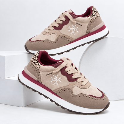 Baskets chic à lacets pour femme avec empiècements aspect daim, surpiqûres décoratives et semelle plateforme élégante