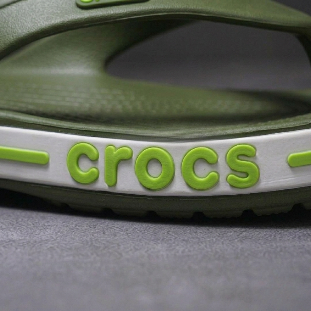 Crocs CR02 Men's Lightweight Comfort Flip-Flops | Cushioned Casual Thong Sandals | Anti-Slip Everyday Slippers