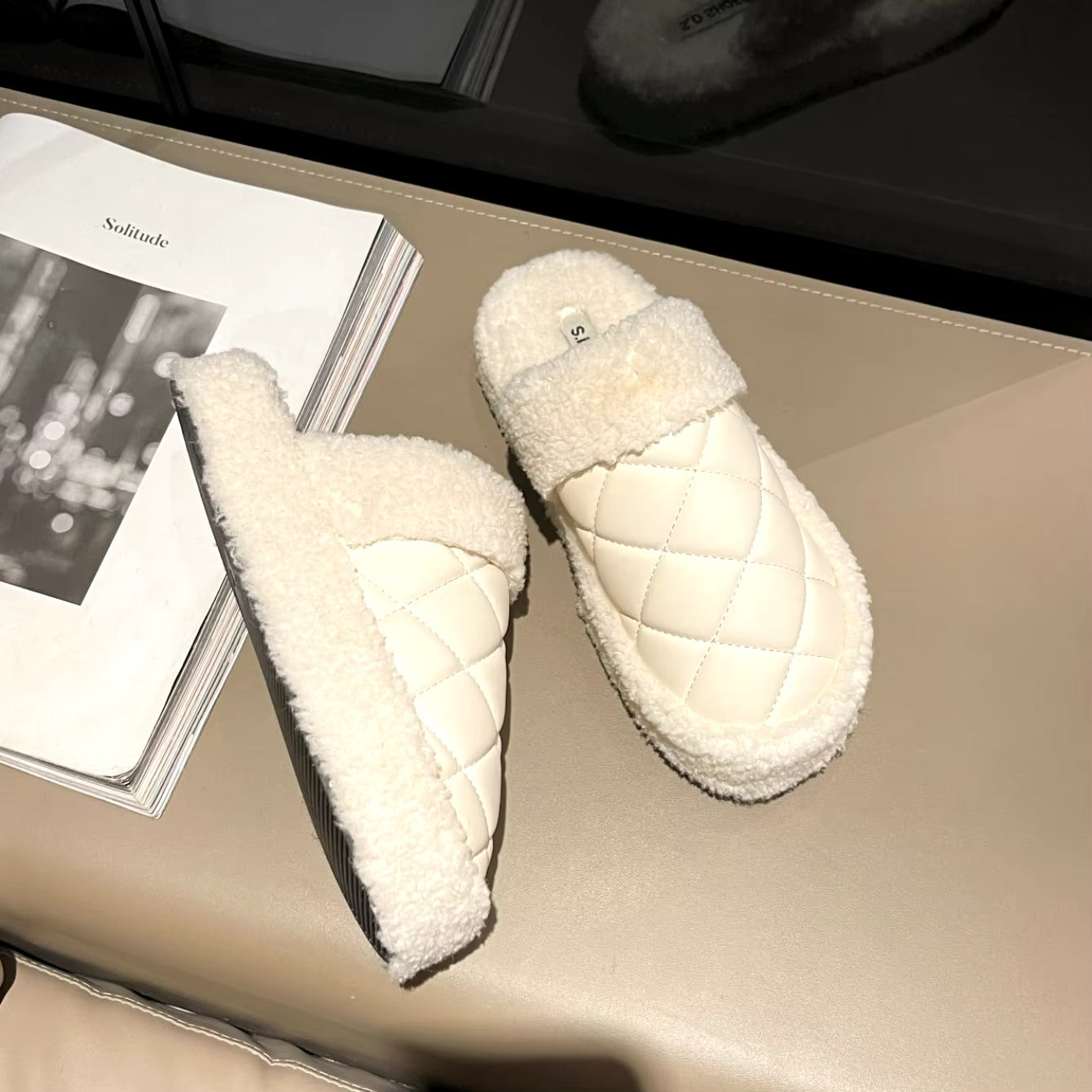 "نعال شتوية فاخرة ومبطنة لتوفير أقصى درجات الدفء والراحة."