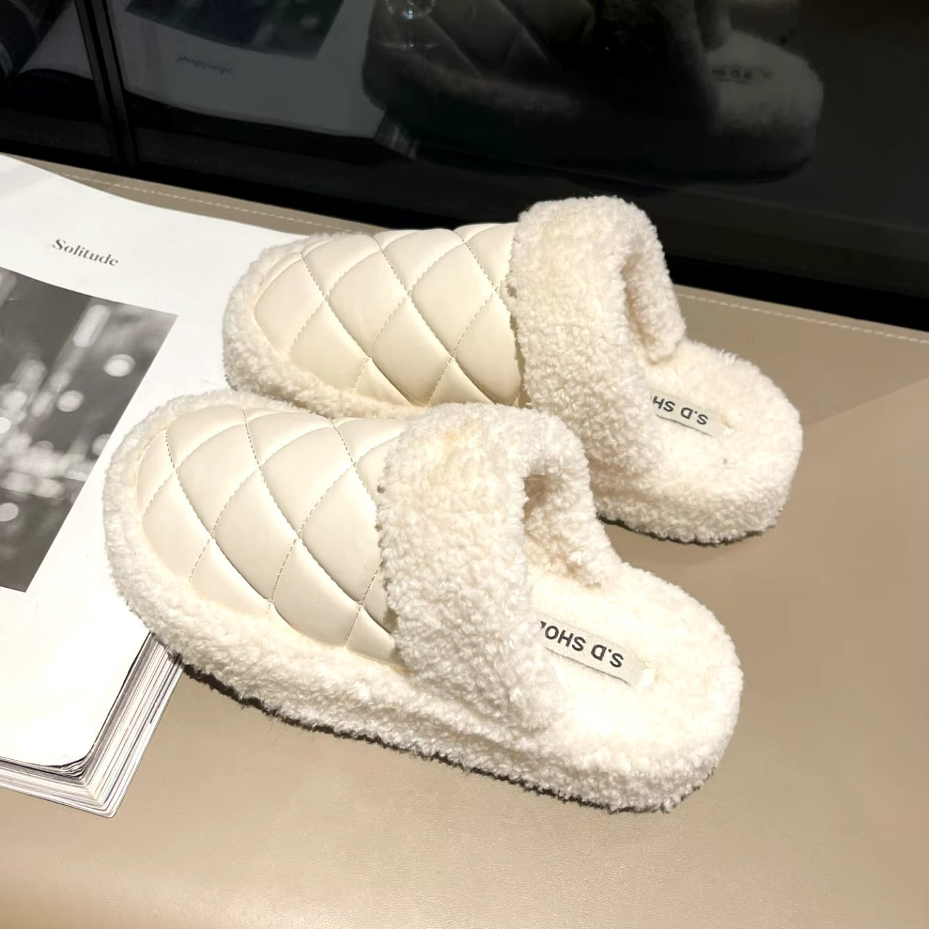 "نعال شتوية فاخرة ومبطنة لتوفير أقصى درجات الدفء والراحة."