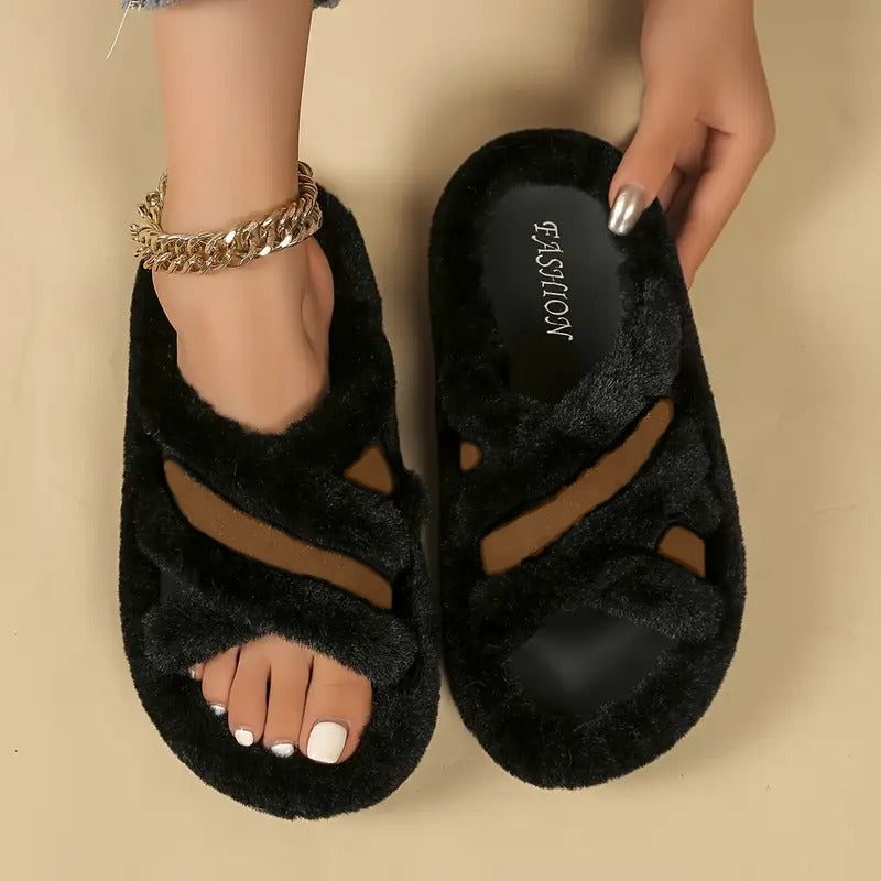 شبشب نسائي ناعم بنعل سميك.. تصميم أنيق وعصري