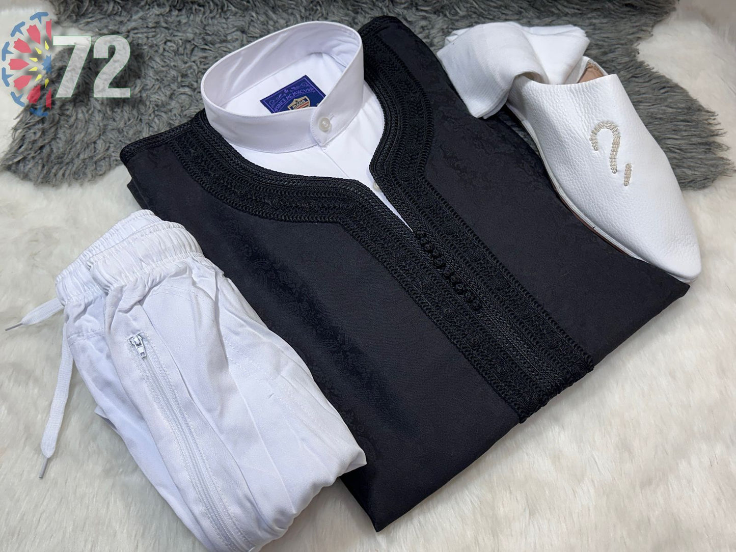 طقم مكون من 5 قطع: كندورة، قميص، بنطلون، نعال مميزة وجوارب – إطلالة متكاملة من الأناقة والفخامة 