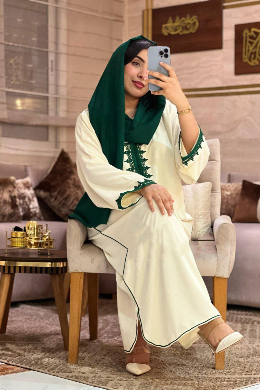 قفطان مغربي فاخر مع تطريز يدوي وشال متناسق