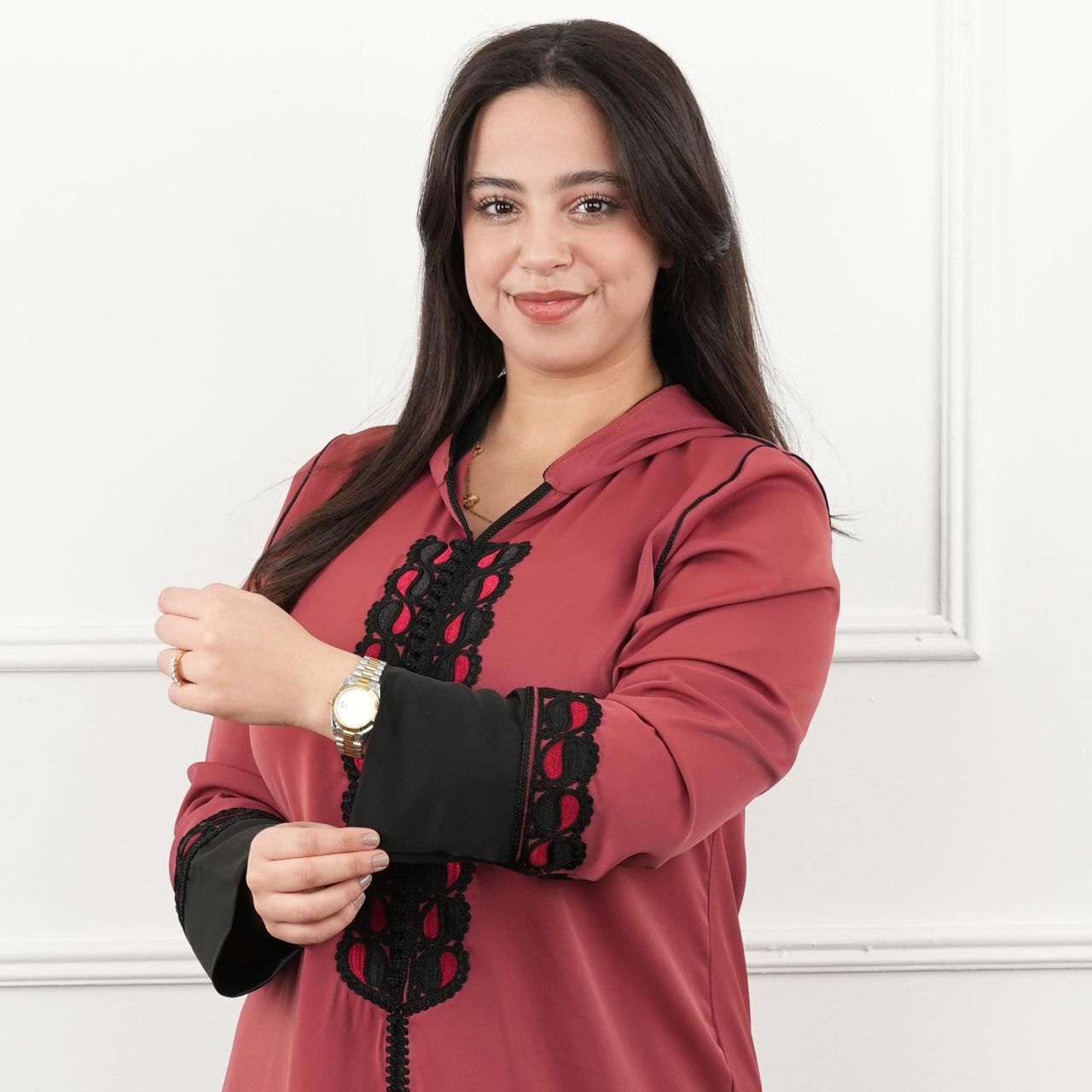 جلباب نسائي أنيق بتطريز مميز وتصميم عصري