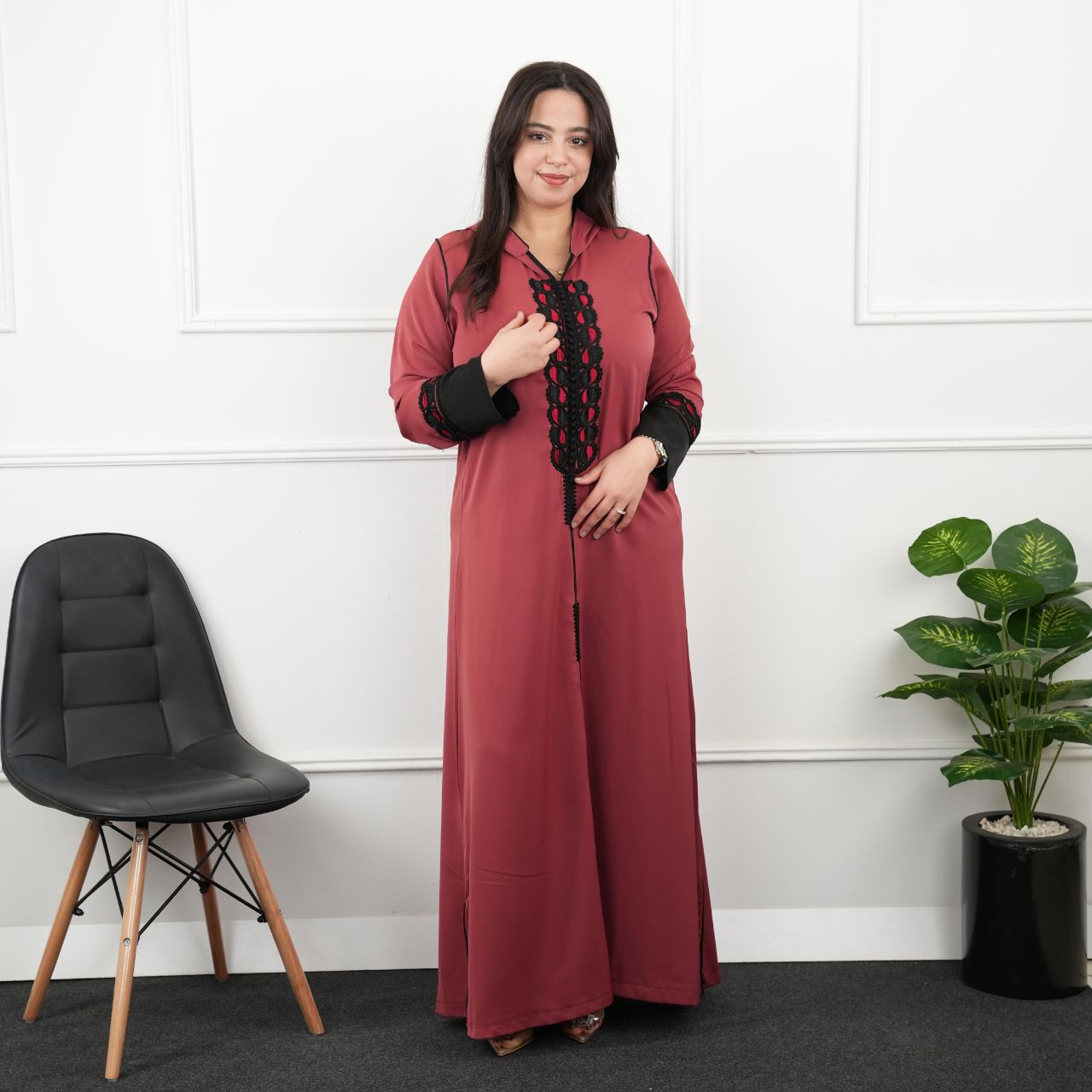 جلباب نسائي أنيق بتطريز مميز وتصميم عصري