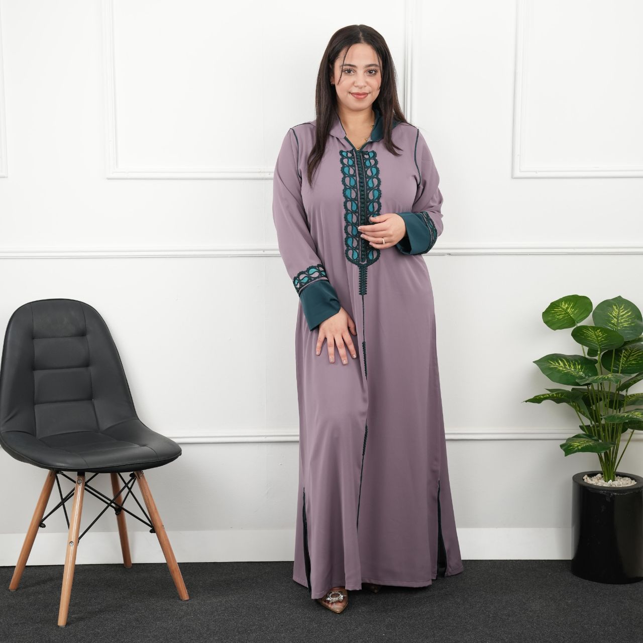 جلباب نسائي أنيق بتطريز مميز وتصميم عصري