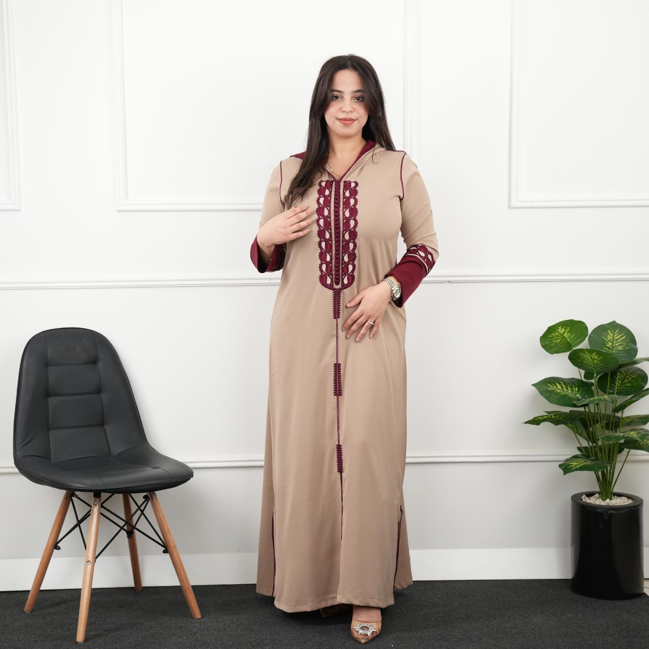 جلباب نسائي أنيق بتطريز مميز وتصميم عصري