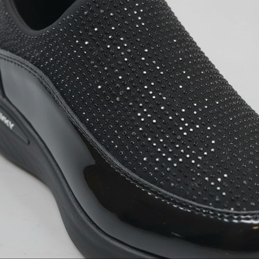 أحذية نسائية أنيقة باللون الأسود الكلاسيكي