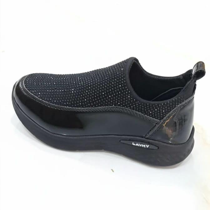 أحذية نسائية أنيقة باللون الأسود الكلاسيكي