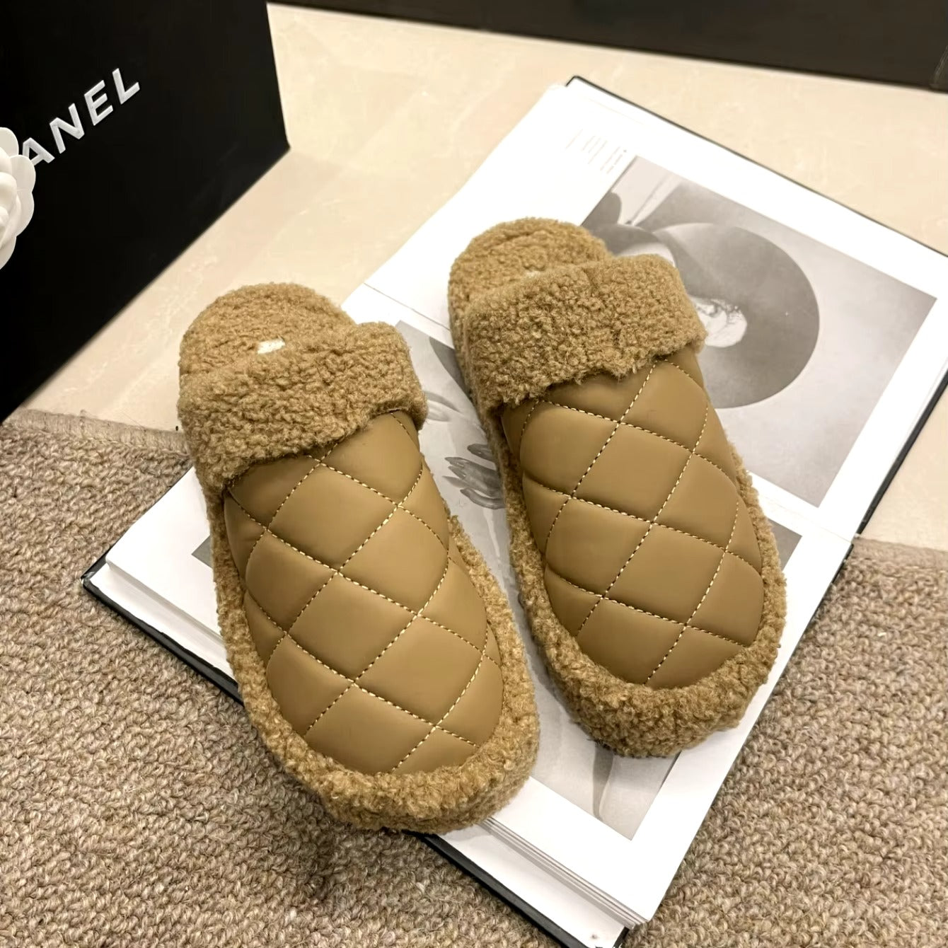 "نعال شتوية فاخرة ومبطنة لتوفير أقصى درجات الدفء والراحة."