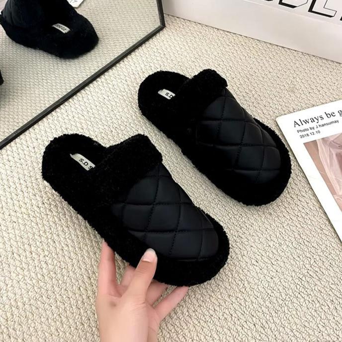 "نعال شتوية فاخرة ومبطنة لتوفير أقصى درجات الدفء والراحة."