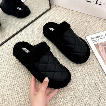 "نعال شتوية فاخرة ومبطنة لتوفير أقصى درجات الدفء والراحة."