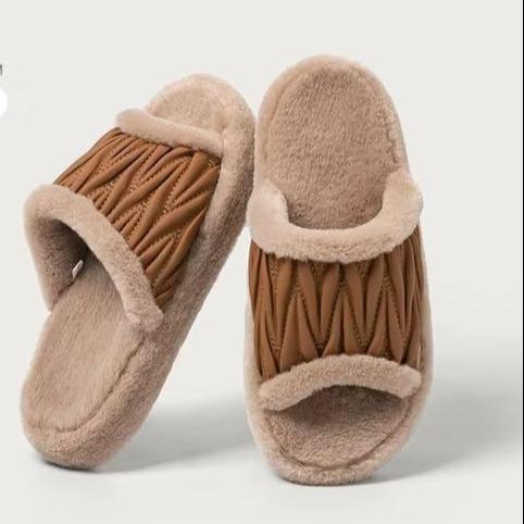 "شبشب نسائي دافئ في الشتاء من قماش جلدي وتصميم مبطن ونعل خارجي مضاد للانزلاق ومريح للمنزل والمكتب."