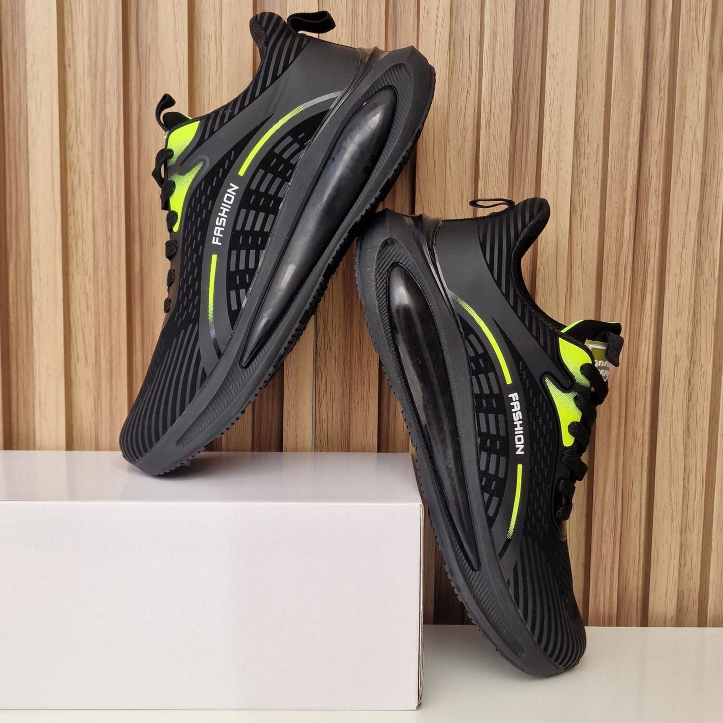 أحذية رجالية عصرية: مزيج أنيق ومريح من الأناقة والعملية.