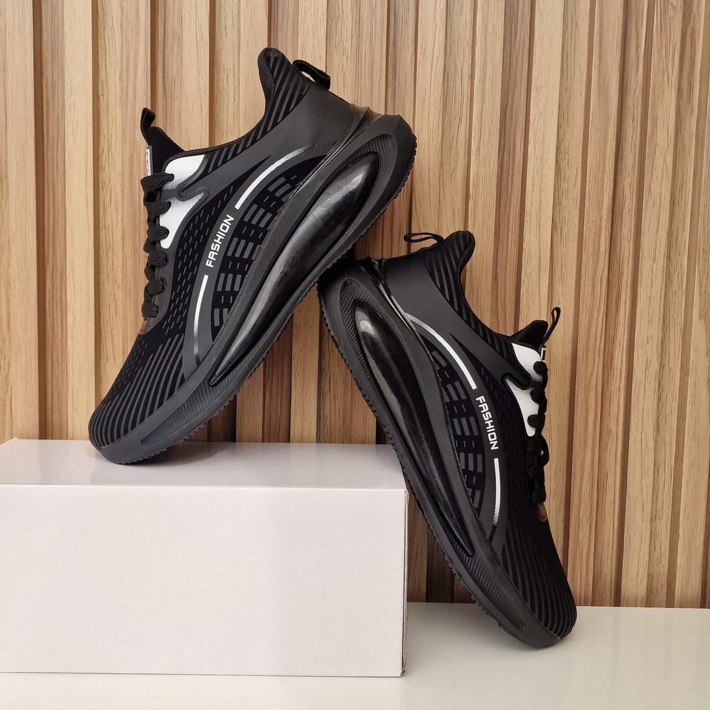 أحذية رجالية عصرية: مزيج أنيق ومريح من الأناقة والعملية.