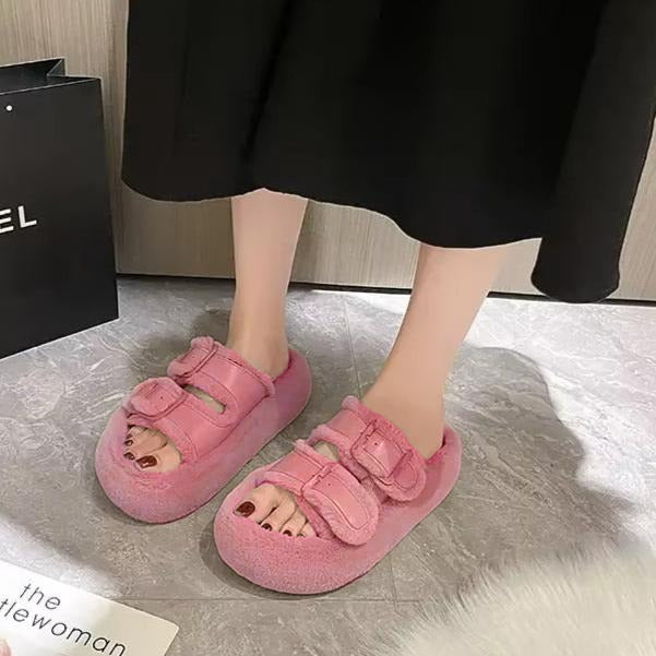 "صندل شتوي بنعل سميك وفراء ناعم - اختيارك الأمثل للدفء والأناقة!"