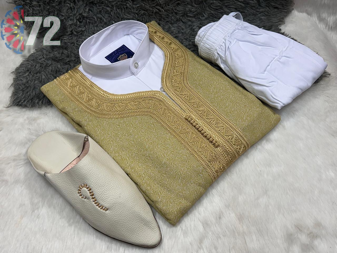 طقم مكون من 5 قطع: كندورة، قميص، بنطلون، نعال مميزة وجوارب – إطلالة متكاملة من الأناقة والفخامة 