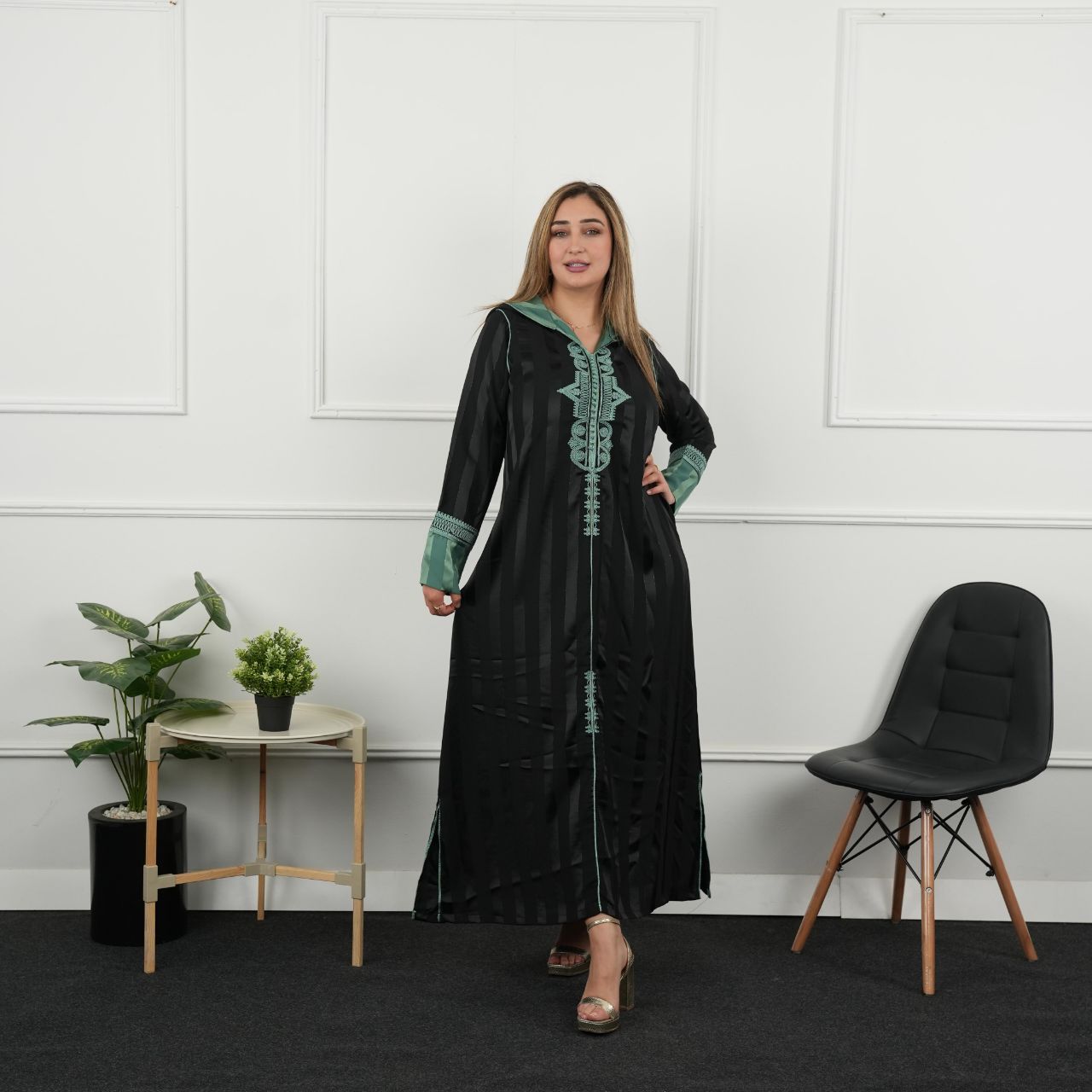 جلباب نسائي أنيق بتطريز مميز وتصميم عصري