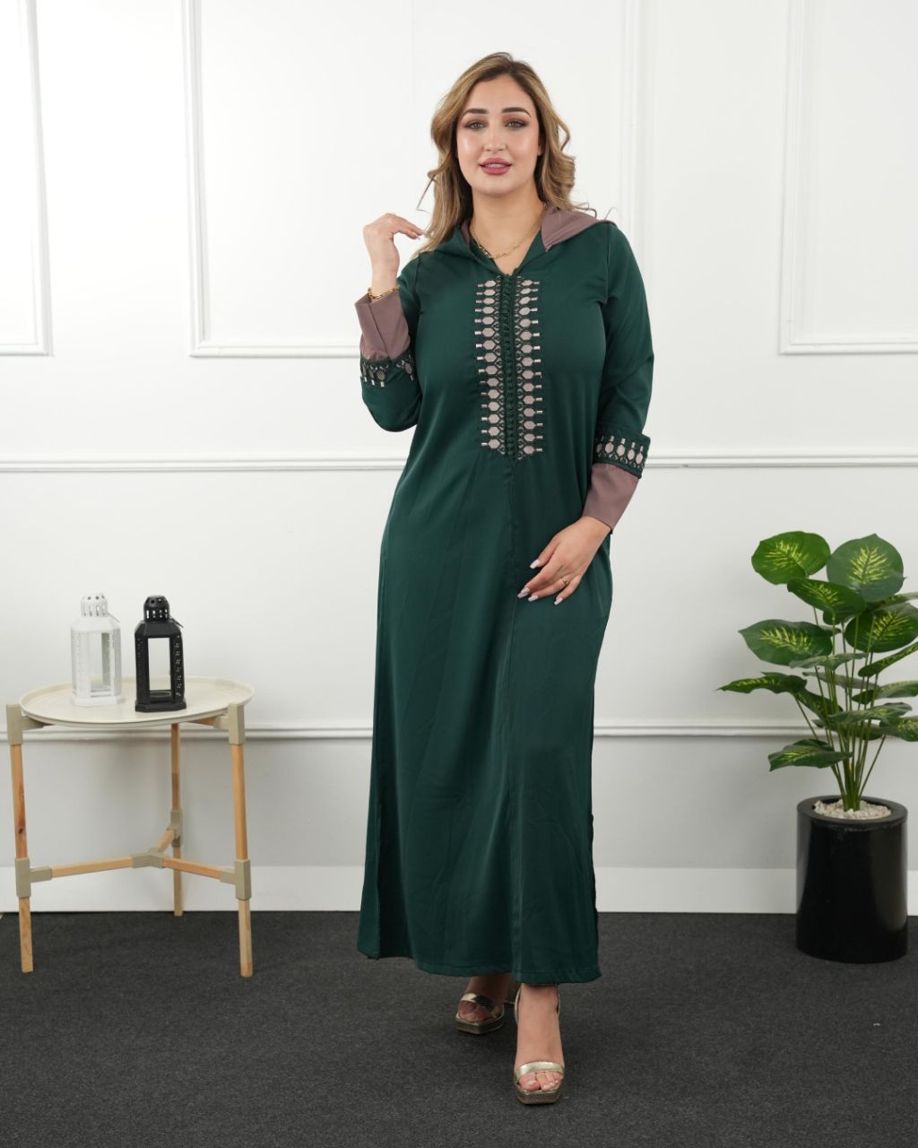 جلباب نسائي أنيق بتطريز مميز وتصميم عصري