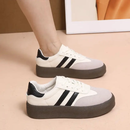 حذاء رياضي نسائي من الجلد الطبيعي لزيادة الطول - حذاء رياضي كاجوال أبيض بنعل سميك للربيع والصيف 2024