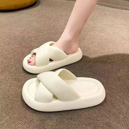 نعال نسائية عصرية لصيف 2024. تصميم متقاطع مثالي للمنزل والشاطئ.