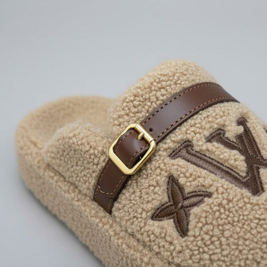 Women’s teddy-fleece buckle clog slippers — Product image: 