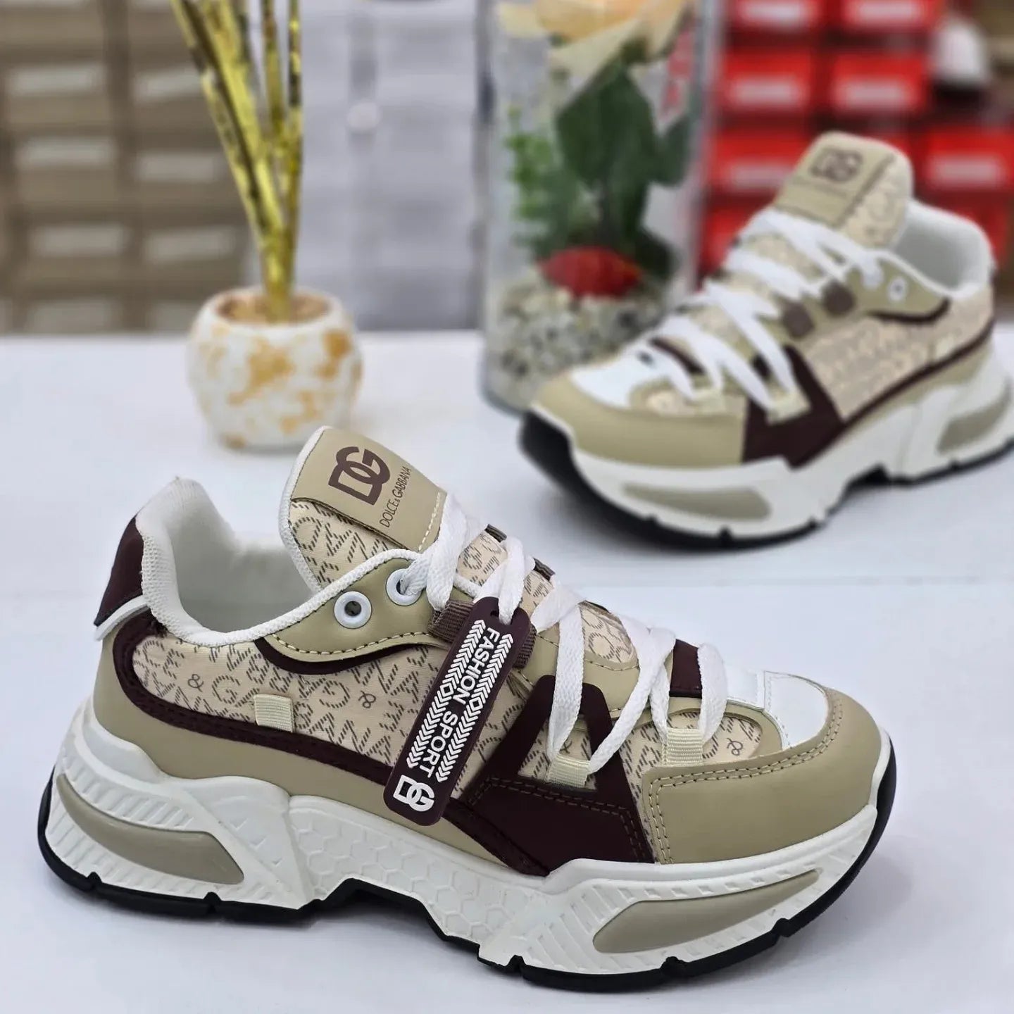 "حذاء أنيق للبنات ✨ عصري ومريح، متوفر بعدة ألوان لتختاري منها ما يناسب ذوقك 👟🌸🎨