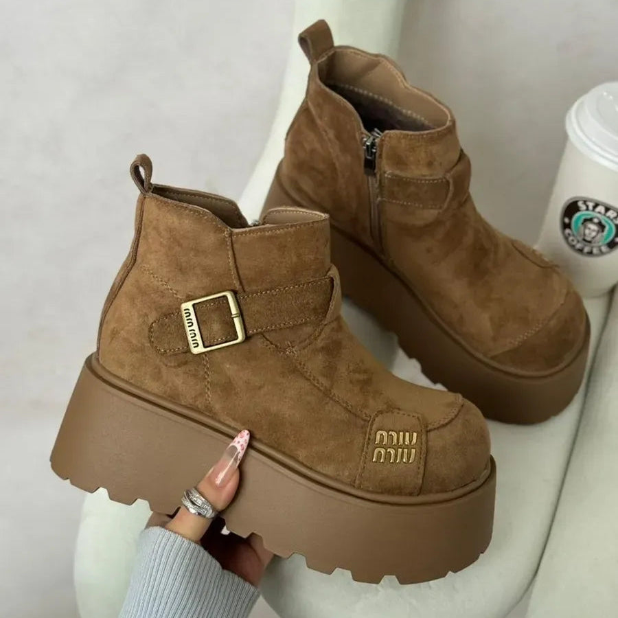 Chaussures élégantes et décontractées en daim pour femmes, à semelle compensée et bride à boucle.