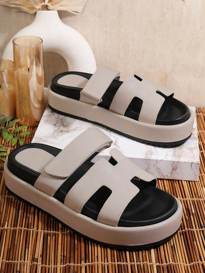 تمتعي بالثقة: صنادل فاخرة بكعب عالٍ ومفتوح - عززي من أناقتك وأعيدي تعريف أسلوبك