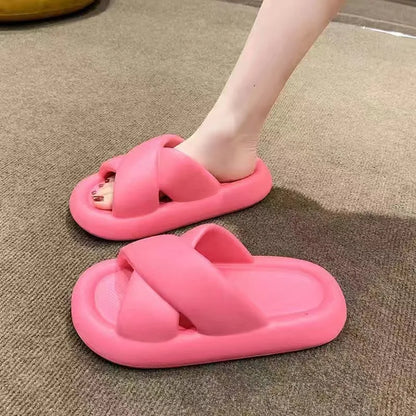 نعال نسائية عصرية لصيف 2024. تصميم متقاطع مثالي للمنزل والشاطئ.